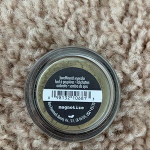 bare minerals eyeshadow in magnetize- NEW